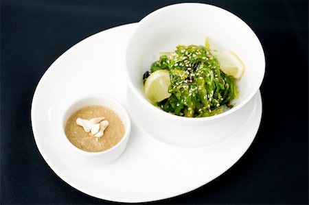 sea lettuce - Seaweed salad with a sauce on a plate Photographie de stock - Aubaine LD & Abonnement, Code: 400-05731320