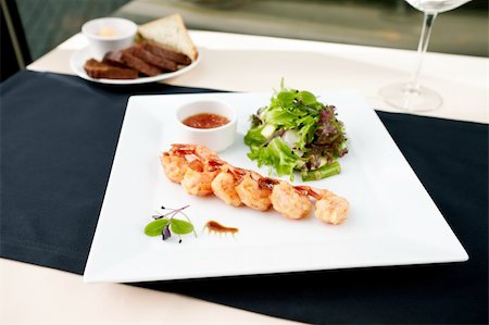 eating seafood restaurant - Tempura shrimps with garlic and chilli on a plate Photographie de stock - Aubaine LD & Abonnement, Code: 400-05731322