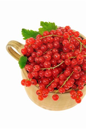 simsearch:400-04333451,k - Ceramic cup full of fresh red currant berries. Clipping path included Photographie de stock - Aubaine LD & Abonnement, Code: 400-05731494