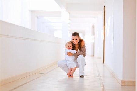 simsearch:400-06086432,k - Portrait of smiling mother with cute baby Stockbilder - Microstock & Abonnement, Bildnummer: 400-05731558