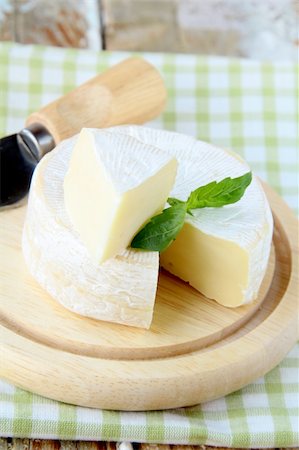 simsearch:400-06741554,k - Cheese camembert on a wooden plate and  herbs Foto de stock - Royalty-Free Super Valor e Assinatura, Número: 400-05731669