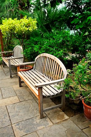 simsearch:400-04064746,k - Lush green garden with stone landscaping and benches Foto de stock - Super Valor sin royalties y Suscripción, Código: 400-05731705
