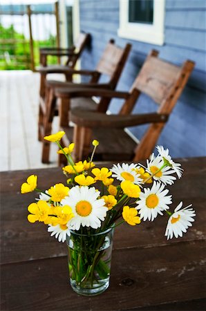 renoncule - Bouquet of wildflowers on a rustic table at country cottage Photographie de stock - Aubaine LD & Abonnement, Code: 400-05731732