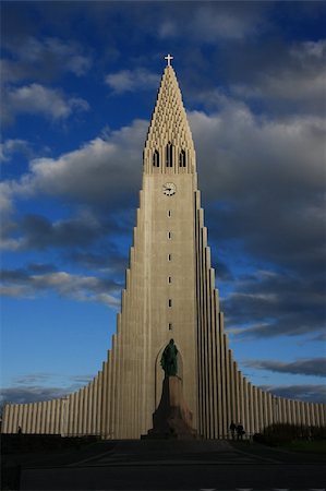 Dramatic clouds in the background of the famous church of Hallgrimur, also known as Hallgrimskirkja, in Reykjavik city in Iceland. Soft evening sunlight coming through the clouds to light up the church. Stockbilder - Microstock & Abonnement, Bildnummer: 400-05731809