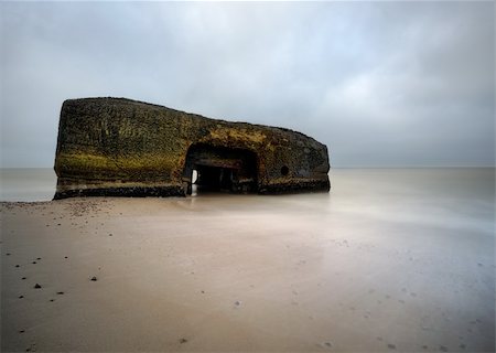 second beach - Old German bunker taken with long exposure Photographie de stock - Aubaine LD & Abonnement, Code: 400-05732560