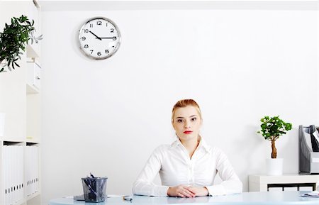 Beautiful woman sitting behind the desk in her office. Foto de stock - Super Valor sin royalties y Suscripción, Código: 400-05732667