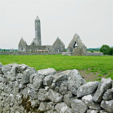 simsearch:400-05668319,k - ruins of Kilmacduagh Monastery, County Galway, Ireland Photographie de stock - Aubaine LD & Abonnement, Code: 400-05732778