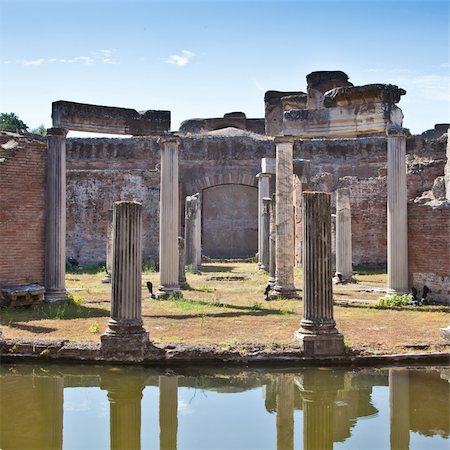 simsearch:400-05333928,k - Roman columns in Villa Adriana, Tivoli, Italy Photographie de stock - Aubaine LD & Abonnement, Code: 400-05732889