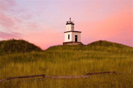 signal hill - As the dawn sun comes up over the horizon, the lighthouse at Cattle Point on San Juan Island lights up as the sky behind glows with pink and magenta colors. Photographie de stock - Aubaine LD & Abonnement, Code: 400-05732908