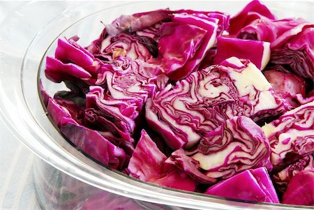 steamer tray - fresh appetizing organic magenta cabbage in steamer utensil Foto de stock - Super Valor sin royalties y Suscripción, Código: 400-05733523
