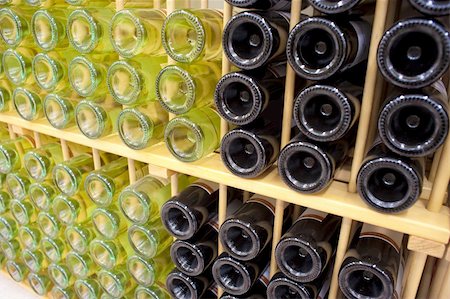 simsearch:400-04892457,k - Red and White wine bottles in wooden rack Fotografie stock - Microstock e Abbonamento, Codice: 400-05745001