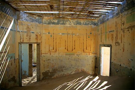 A small sand dune formed in an old derelict house in Kolmanskop. Foto de stock - Royalty-Free Super Valor e Assinatura, Número: 400-05745347