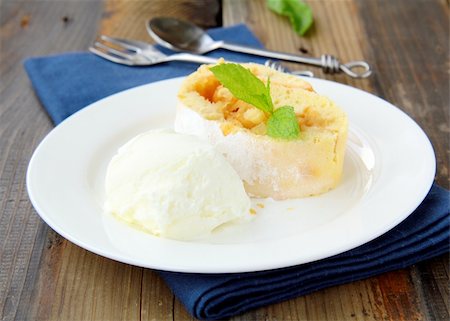 biscuit roulade with  ice cream Stock Photo - Budget Royalty-Free & Subscription, Code: 400-05746096