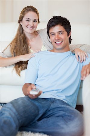 simsearch:400-05748048,k - Portrait of a couple watching television in their living room Stockbilder - Microstock & Abonnement, Bildnummer: 400-05746692