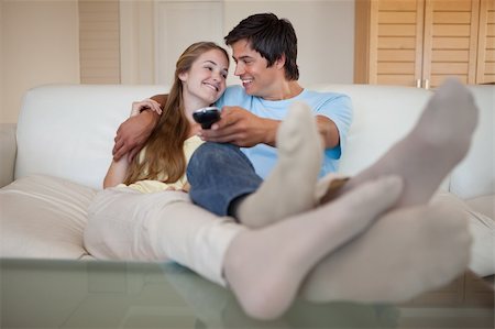simsearch:400-05748052,k - In love couple watching television in their living room Foto de stock - Super Valor sin royalties y Suscripción, Código: 400-05746775