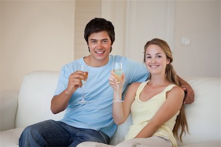 simsearch:400-04151970,k - Couple drinking a glass of wine in their living room Fotografie stock - Microstock e Abbonamento, Codice: 400-05746788