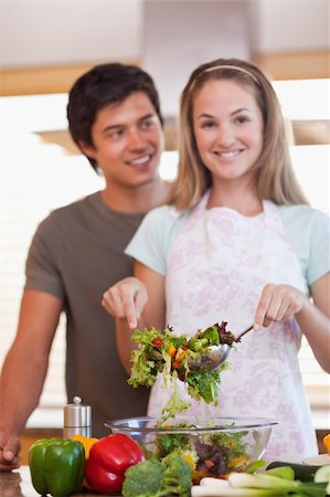 simsearch:400-05357733,k - Portrait of a couple making a salad in their kitchen Fotografie stock - Microstock e Abbonamento, Codice: 400-05746845