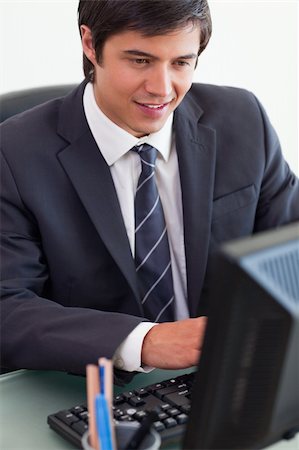 simsearch:400-04188055,k - Portrait of a young businessman working with a computer in his office Stockbilder - Microstock & Abonnement, Bildnummer: 400-05746922