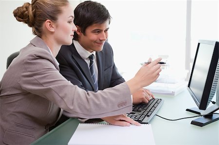 simsearch:400-04918393,k - Business people working with a computer in an office Stock Photo - Budget Royalty-Free & Subscription, Code: 400-05746933