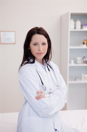 simsearch:400-04417775,k - Young female physician with folded arms Foto de stock - Super Valor sin royalties y Suscripción, Código: 400-05747014