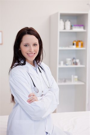 simsearch:400-04417775,k - Smiling young female doctor with folded arms Foto de stock - Super Valor sin royalties y Suscripción, Código: 400-05747015