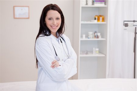 simsearch:400-04417775,k - Young female doctor with folded arms Foto de stock - Super Valor sin royalties y Suscripción, Código: 400-05747013