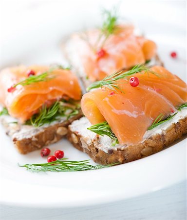 smoked salmon with dill and pink peppercorns on wholemeal bread Photographie de stock - Aubaine LD & Abonnement, Code: 400-05747574