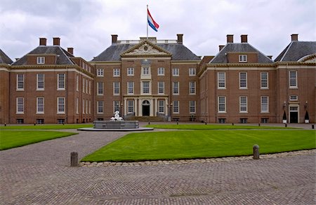 simsearch:400-04304614,k - Het Loo Palace is a symmetrical Dutch Baroque building Stock Photo - Budget Royalty-Free & Subscription, Code: 400-05747646