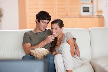 simsearch:400-05748052,k - Young couple on the couch watching a movie together Foto de stock - Super Valor sin royalties y Suscripción, Código: 400-05748053