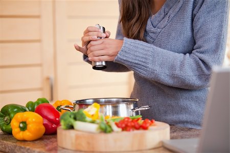 red pepper - Young woman adding pepper to her vegetable stew Foto de stock - Super Valor sin royalties y Suscripción, Código: 400-05748085