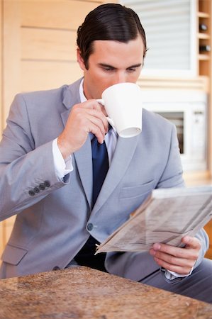 simsearch:400-04335708,k - Young businessman reading news and having a coffee Stockbilder - Microstock & Abonnement, Bildnummer: 400-05748115