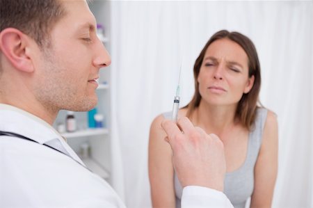 simsearch:400-06553842,k - Doctor about to give an injection to patient Stockbilder - Microstock & Abonnement, Bildnummer: 400-05748194