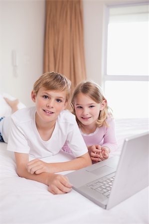 simsearch:400-04129482,k - Portrait of children using a laptop in a bedroom Photographie de stock - Aubaine LD & Abonnement, Code: 400-05748381