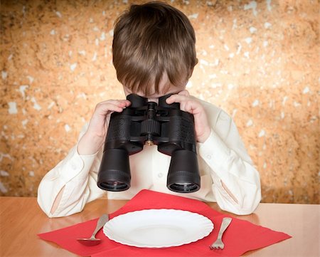 child looks at a plate throught a binoculars Fotografie stock - Microstock e Abbonamento, Codice: 400-05748909