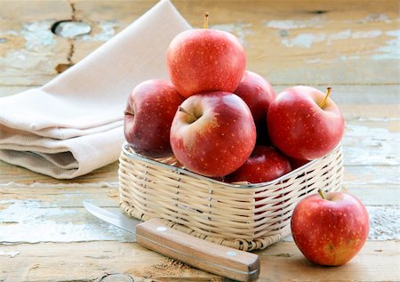 simsearch:400-07249854,k - red ripe organic apples in the basket Stockbilder - Microstock & Abonnement, Bildnummer: 400-05749130