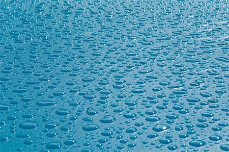 simsearch:695-03382010,k - Rain drops on a dark blue background Photographie de stock - Aubaine LD & Abonnement, Code: 400-05749197