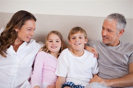 simsearch:400-05749479,k - Good looking family lying on a bed in the morning Foto de stock - Royalty-Free Super Valor e Assinatura, Número: 400-05749416