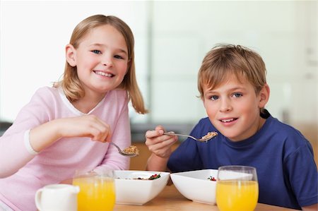 simsearch:400-04218582,k - Children having breakfast in a kitchen Stockbilder - Microstock & Abonnement, Bildnummer: 400-05749488
