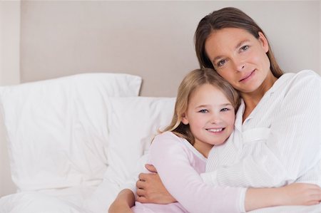 simsearch:400-05749479,k - Mother and her daughter hugging in a bedroom Foto de stock - Royalty-Free Super Valor e Assinatura, Número: 400-05749481