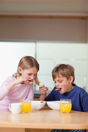 simsearch:400-04218582,k - Portrait of children having breakfast in a kitchen Stockbilder - Microstock & Abonnement, Bildnummer: 400-05749491