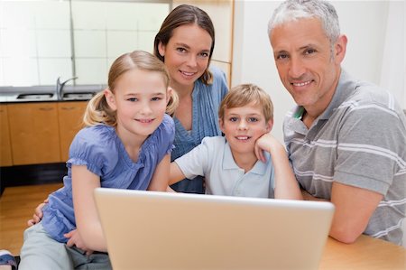 simsearch:400-05749726,k - Charming family using a laptop in their kitchen Foto de stock - Super Valor sin royalties y Suscripción, Código: 400-05749551