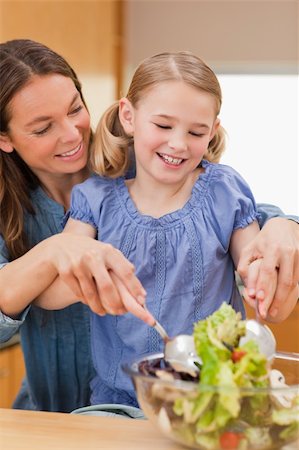 simsearch:400-04206231,k - Portrait of a mother preparing a salad with her daughter in a kitchen Stock Photo - Budget Royalty-Free & Subscription, Code: 400-05749582