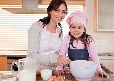 simsearch:640-01357998,k - Mother baking with her daughter in a kitchen Photographie de stock - Aubaine LD & Abonnement, Code: 400-05749751