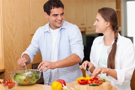 simsearch:400-04162443,k - Couple preparing a salad in their kitchen Fotografie stock - Microstock e Abbonamento, Codice: 400-05740089