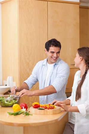 simsearch:400-04162443,k - Portrait of a couple preparing a salad in their kitchen Fotografie stock - Microstock e Abbonamento, Codice: 400-05740090