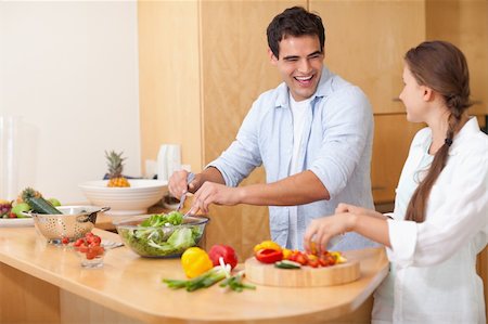 simsearch:400-04162443,k - Smiling couple preparing a salad in their kitchen Fotografie stock - Microstock e Abbonamento, Codice: 400-05740091