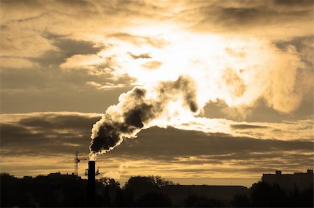 Smoke from factory pipe darkens the sun. Pollution Photographie de stock - Aubaine LD & Abonnement, Code: 400-05740187