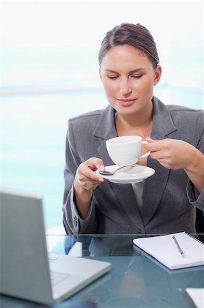 simsearch:400-08554629,k - Portrait of a businesswoman drinking tea in her office Fotografie stock - Microstock e Abbonamento, Codice: 400-05740230