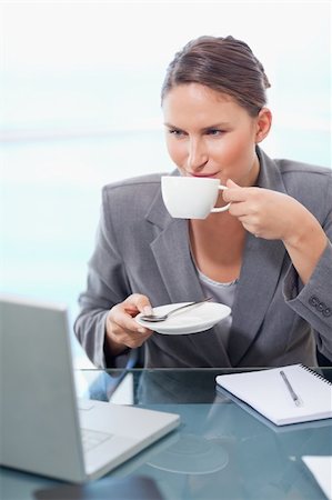 simsearch:400-08554629,k - Portrait of a young businesswoman drinking tea in her office Fotografie stock - Microstock e Abbonamento, Codice: 400-05740231