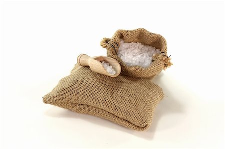 flechtkorb - Sea salt in a bag with salt grains on the bushel Stockbilder - Microstock & Abonnement, Bildnummer: 400-05741381